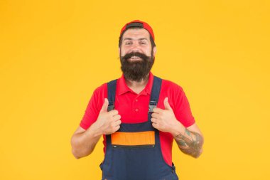 Yapılan işten memnun kaldım. Üniformalı vahşi sakallı adam. Tulumlu ve şapkalı adam. Erkek işçi inşaatçı ya da mühendis. Olgun tamirci servisi. Yetenekli tesisatçı. İşi bitirdikten sonra tamirci