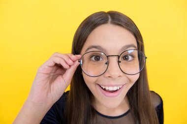 Görme yeteneğini geliştirmelisin. Çocukluk sağlığı. Genç kız gözlük takıyor. insan duygularını ifade etmek. Zeki çocuk. Çocuk aksesuarı. okülist konsept. Ergenin görme yeteneği zayıftır. Mümkün değil.