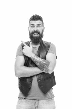 Şuna bir bak. Sakallı hippi vahşi adam. Ürün tavsiye konsepti. Berber dükkanı ve sakal bakımı. Bıyık ve sakal stili. Moda modası sakal tımar etme. İşaret parmağıyla işaret eden adam.