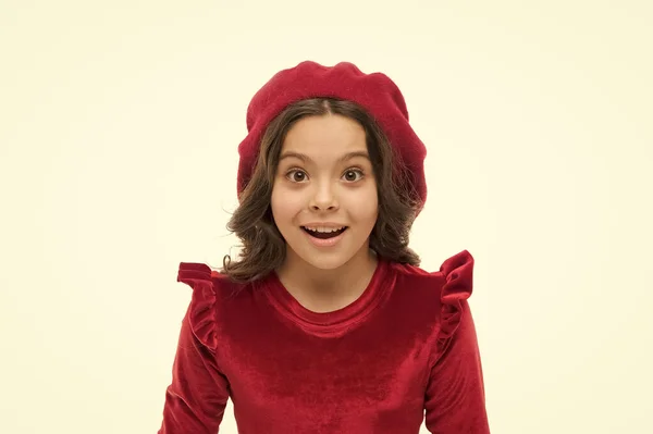 真是个惊喜漂亮的小女孩戴着红色的大礼帽。快乐的童年被白色隔离的小美人。这孩子的皮肤和头发都很完美。巴黎女人。法国贝雷帽里令人惊讶的孩子。复古童装时尚 — 图库照片