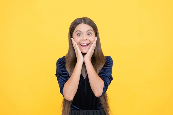 Překvapená dívka dítě s veselou tváří vyjádřit pozitivní emoce, překvapení — Stock fotografie