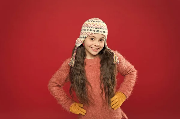 Protege tus oídos y cabello del frío. estar de humor juguetón. Moda infantil. Tejer tibio. niña feliz en sombrero de oreja. atención sanitaria estacional. niño pequeño listo para el invierno. actividad de vacaciones al aire libre — Foto de Stock