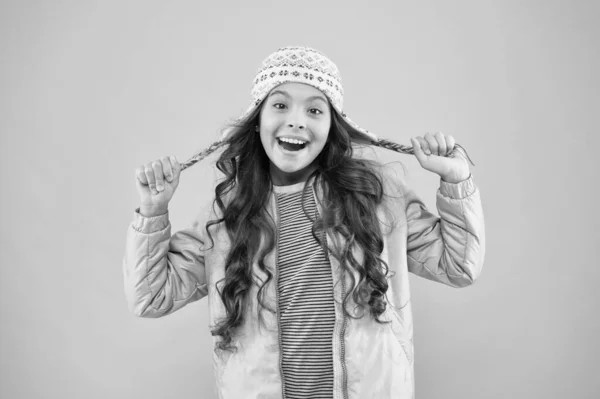 Accesorio de punto. Sombrero de invierno niña pequeña. niño alegre fondo rosa. estilo otoño. Feliz infancia. moda infantil y compras. chica de moda mirada divertida. ropa de abrigo para la estación fría —  Fotos de Stock