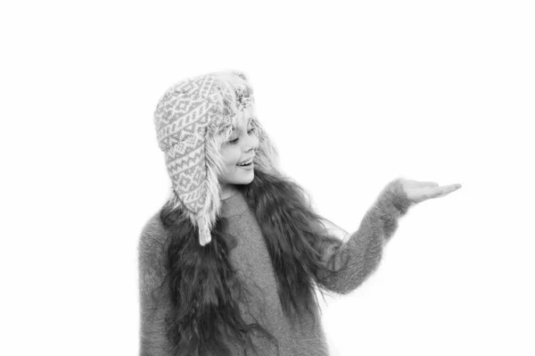 Glückliches Kind trägt Ohrenklappen-Hut. Weihnachtseinkauf. kleines Mädchen lange Haare isoliert auf weiß. warm und gemütlich. perfekter Look für kaltes Wetter. Die letzten Trends für diesen Winter. Sehen Sie sich das an. Produktpräsentation — Stockfoto