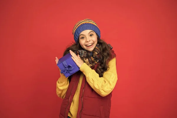 A felicidade das compras. Boas férias de inverno. pequena menina de malha chapéu e cachecol. Pronto para o Natal. vai para a festa de Natal. vendas sazonais de compras. felicidade infantil. inverno menina nova caixa de presente ano — Fotografia de Stock