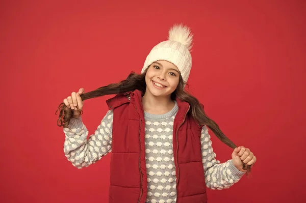 따뜻하고 행복하다. 아늑하고 질긴 옷을 입은 쾌활 한아이. 아이들을 위한 겨울 패션. 어린 시절의 행복. 행복 한 겨울 휴가와 활동. 일기 예보. 고품질의 뜨개질 반바지 — 스톡 사진
