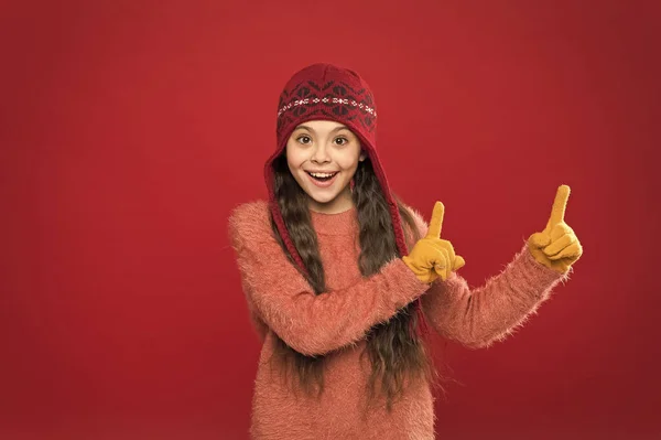 大したことじゃない。暖かい帽子の中で幸せな子供は何かを指を指している。子供のファッションのクリアランス販売。季節販売。冬の販売と割引。削減と販売を見つける。保存・保存・コピースペース — ストック写真
