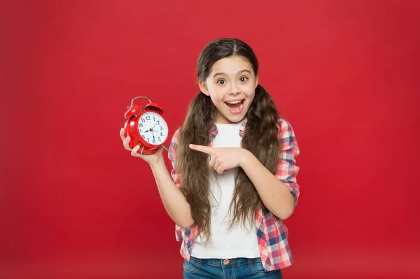 Just look at that. teen kid showing time on clock. girl pointing finger. child being late. good morning. time management. retro mechanical watch. sleep day period. childrens schedule. awakening — Stock Photo, Image