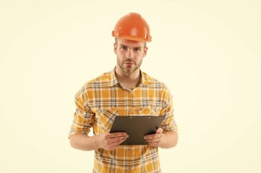 Elinden geleni yapıyor. Profesyonel inşaat müdürü. Bina tasarımcısı beyazdan izole edilmiş. Mimarlık mühendisi profesyonel bir şapka takar. Yetenekli ve profesyonel. Gerçek bir profesyonele güvenin.