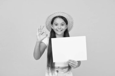 Pozitif ruh hali. Hasır şapkalı küçük kız tamam jesti. Yaz moda trendleri. Yaz indiriminde ekstra indirim. Yaz tatili davetiyeleri. Çocuk yaz kampı ve festival aktiviteleri. reklam için boşluk kopyala