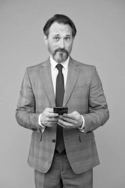 Akıllı telefon kullanıcısı olgun erkek ofis çalışanı, sosyal ağlar konsepti