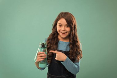 Doldurulabilir şişeyi her yere taşıyın. Sağlıklı bir hayat. Sağlık ve su dengesi. Kız su şişesini tutuyor. Uzun saçlı kızın su şişesi var. Su dengesi kavramı. Biraz sıvı iç. Ekoloji