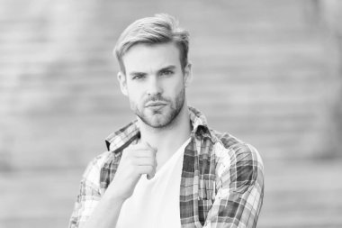 Portre iyi görünümlü adam günlük tarz, erkek giyim konsepti