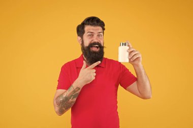 Vitamin kompleksi. Yakışıklı sakallı adam ilaç alıyor. Sağlık hizmetleri. Daha iyi bir yaşam için daha iyi beslenme. Sağlığa yatırım. Yan etkiler. İlaç konsepti. Erkek sağlığı için gıda katkı maddeleri