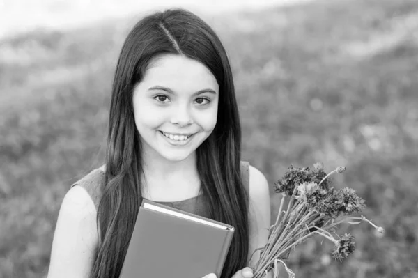 Feliz día de los niños. La chica feliz recibió flores para el día de los niños. Niño pequeño en verano al aire libre. Celebración del día de los niños. Feliz infancia. 1 de junio. 20 de noviembre. Día Internacional del Niño —  Fotos de Stock