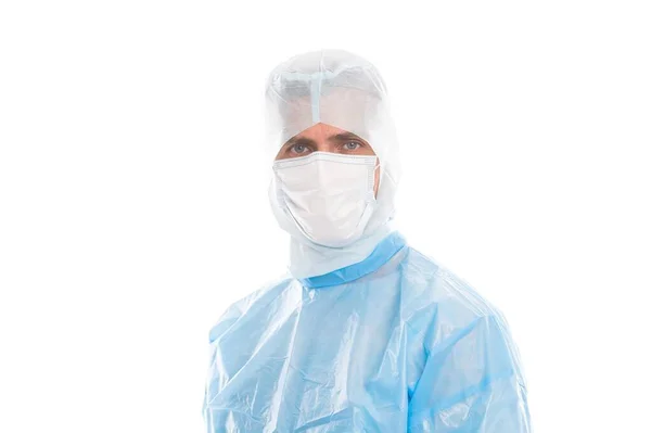 コロナウイルス感染の遅い広がり.医者は医療マスクとフード付きのガウンを着用する。感染予防と制御。COVID-19保護。個人用保護具を使う。病気の発生 — ストック写真