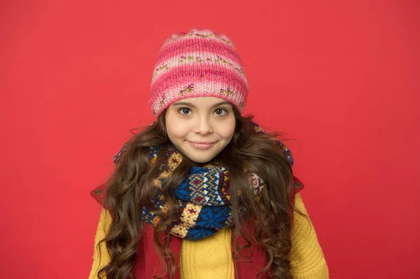 Ευτυχισμένος έφηβος κορίτσι φορούν ζεστά ρούχα του χειμώνα, ομορφιά — Φωτογραφία Αρχείου