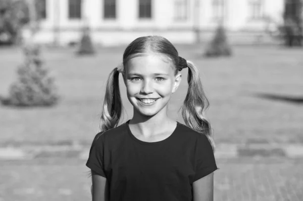 Весела маленька дівчинка чарівні хвостики зачіска на відкритому повітрі, концепція щасливої посмішки — стокове фото