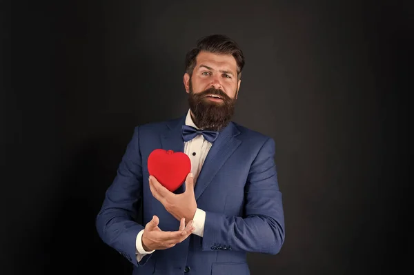 Ocupación estresante. Corazón de la vida empresarial. Más actividad física. Corazón sano. Un hipster barbudo sostiene el corazón rojo. Concepto de salud. El control ayuda a entender los factores de riesgo de enfermedades cardíacas — Foto de Stock