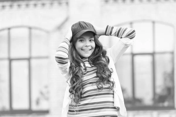 Boa expressão. Celebre o dia das crianças. Férias. Menina vivendo a vida feliz. Conceito positivo. Rapariga sorridente. Aluna alegre. Feliz criança sorridente. Diverte-te. Criança feliz emocional ao ar livre — Fotografia de Stock