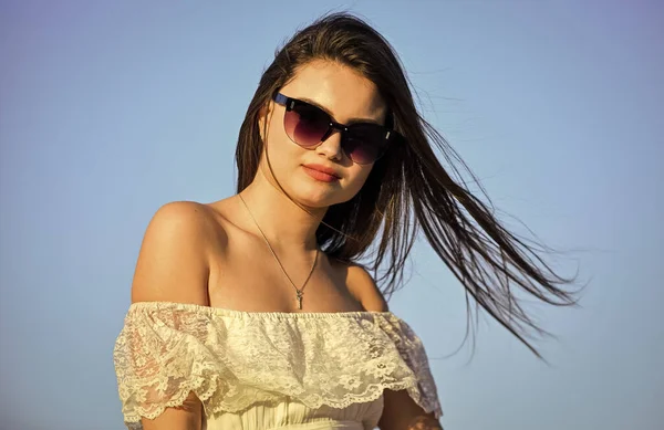 Beleza sensual no vestido branco ao ar livre. humor de primavera. menina sexy com cabelo morena no fundo do céu. pôr-do-sol perfeito ou nascer do sol. Mulher bonita usar óculos de sol. moda de verão feminina — Fotografia de Stock