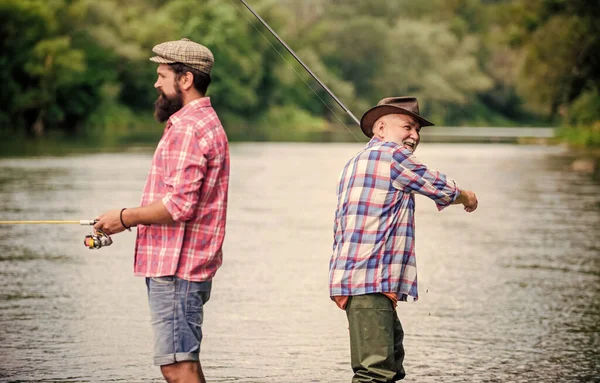 Sommarhelgen. Lugn och ro. Snygg fångst. Spöa och tackla. Fiskeriutrustning. Fiskare farfar och mogna manskompisar. Familjen Fiskare. Hobbysportaktivitet. Fiske efter far och son — Stockfoto