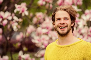 Mutlu bahar günleri. Sakura kokusu. İyi havanın tadını çıkar. Alerji. Manolya çiçeği açan seksi adam. Adam doğal mevsimlik arka plan. Tazelenmiş hissediyorum. Bahar tatili Erkek cinselliği.