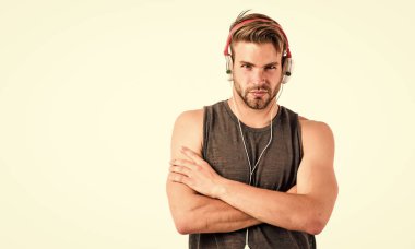 Profesyonel yazılım ve cihazlar. Eğlence konsepti. DJ için ekipman. Modern kulaklık kullanan yakışıklı bir adam. Müzik günlük terapi gibi. Motivasyon için ses eğitimi. Müziği dinle. Müzik tadı