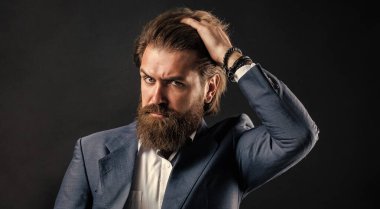 Güven ve karizma. Yakışıklı adam ofis kıyafeti giyer. Erkek güzellik ve moda. Mükemmel sakallı ve bıyıklı acımasız bir iş adamı. Yelek giyen gerçek patron. Olgun sakallı adam