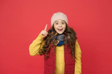 Kış tatili etkinliği fikri. Örgü şapkalı ve atkılı çocuk rahat hissediyor. Soğuk mevsimde rahat kıyafetler giyiyorlar. Mutlu genç kız kalın kışlık kıyafetler giyer. çocukluk mutluluğu. Dinlenmiş hissediyorum.