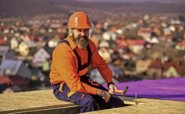 Materiales de lámina impermeables. La gran altitud funciona. Aislamiento térmico. Superficie del tejado del constructor. Techo de reparación maestro profesional. Instalación de techo plano. Roofer construyendo un nuevo techo. Construcción de edificios — Foto de Stock