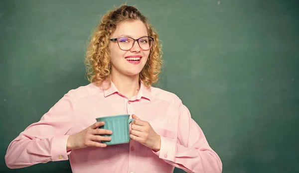 Energie en kracht. energiereserves bijvullen. Goedemorgen. Meisje verfrissend met thee drinken. vrouw met koffiebeker op schoolbord. idee en inspiratie. De lerares heeft koffiepauze nodig. kopieerruimte — Stockfoto