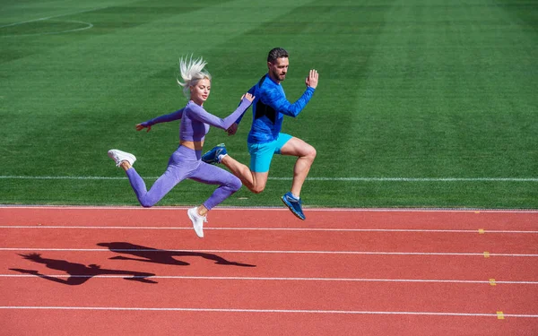 Resistência à energia. caber pessoas desportivas pulando. homem e mulher esporte treinador correr. fitness casal treinamento ao ar livre. corredores em pista de corrida. desafio e concorrência. resistência; — Fotografia de Stock