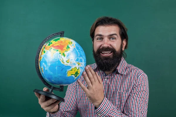 Homem barbudo feliz em camisa quadriculada olhando para globo geográfico, geografia educação escolar — Fotografia de Stock