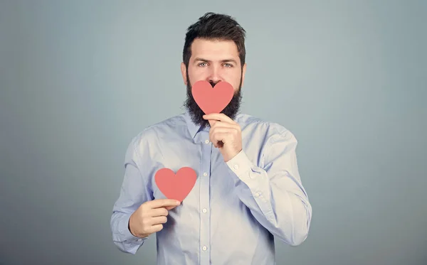 Doux baiser. Homme barbu hipster avec carte de valentin coeur. Célébrez l'amour. Un type barbu et moustachu d'humeur romantique. Sentir de l'amour. Sortir ensemble et concept de relations. Heureux en amour. Envoie-toi un baiser — Photo