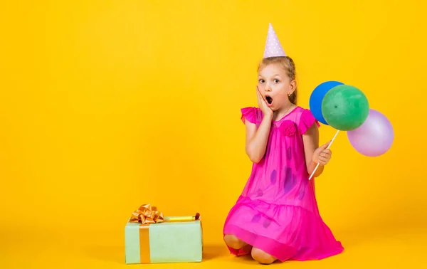 快乐的少女，带着礼物盒和派对气球，童年的快乐 — 图库照片