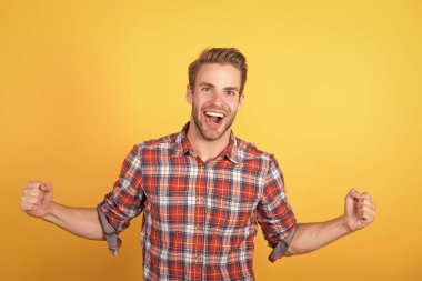 Sadece eğlenmek için. Güzellik standardı. Sarı arka planda manken. Moda konsepti. Seksi, tıraşsız adam. Moda modası. Berber salonu. Sıradan gömlekli adam. Suratı kıllı yakışıklı adam.