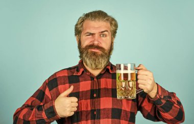 Alman birası. Rahatlamış yakışıklı adam nefis birasını yudumluyor. Barın tadını çıkarıyorum. Taze soğuk bira bekliyor. Sıkı çalışma gününden sonra. Bar tezgahında bira içeriz.