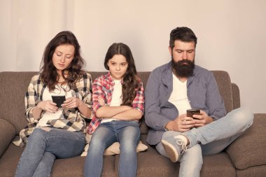 Görmezden gelinen çocuk. İnternetteki akıllı telefonlarda sörf yapan ebeveynler. Baba ve anne, kızının ihtiyaçlarını görmezden geliyorlar. Kötü alışkanlıklar. Ebeveynlik başarısızlığı. Görmezden gelinen bebek. Duygularımı incittin. Çocuğu görmezden gelmeyi bırak. Çevrimiçi sıkışmış