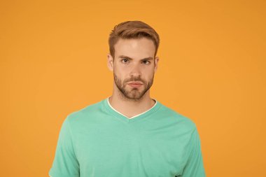 Güzellik standartları. Kendinden emin genç adam. Sarı arka planda kıllı bir adam. Erkek güzelliği ve moda. Yakışıklı adam poz veriyor. Karizmatik öğrenci. Yakışıklı, seksi adam. Karizma kavramı