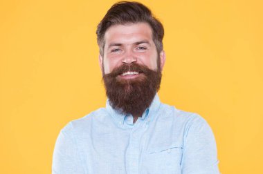 Sakallı vahşi hippi beyaz gömlekli, kuaförlü profesyonel kuaför.