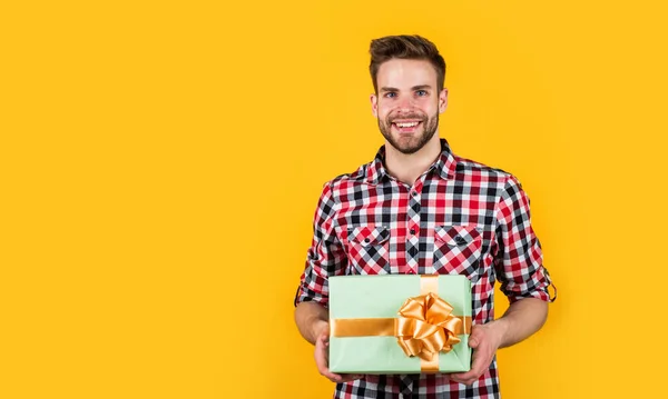 Stijlvolle man met trendy kapsel overhemd hold geschenkdoos, partij — Stockfoto