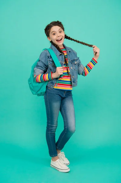 Menina feliz com olhar de beleza segurar cabelo longo plait fundo azul, penteado — Fotografia de Stock