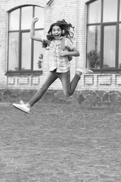 Compartilhe a felicidade, compartilhe sua atividade escolar. Criança energética saltar ao ar livre. Conceito de felicidade. De volta à escola. Actividades educativas. Férias escolares. Felicidade é o último dia de escola — Fotografia de Stock