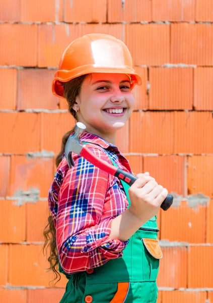 मरम्मत अवधारणा। बच्चे निर्माण स्थल पर हेलमेट पहनते हैं। बिल्डिंग टूल हैमर के साथ किशोर लड़की बिल्डर। मरम्मत के काम पर बच्चे। कार्यशाला में नवीकरण की अवधारणा। व्यस्त पेशेवर कारीगर — स्टॉक फ़ोटो, इमेज