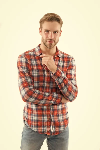 Expressando o verdadeiro senso de estilo pessoal. Um olhar moderno para o homem. Bonito homem isolado em branco. Homem em estilo casual. Homem caucasiano com pêlos não raspados. Solteiro ou solteiro. Moda e estilo — Fotografia de Stock