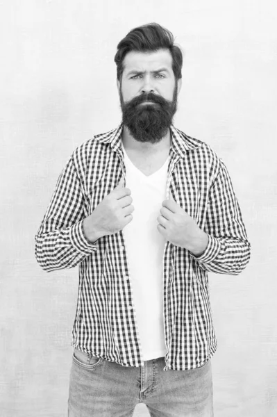Homem barbudo com cabelo de barba na moda em estilo casual de moda, brutal — Fotografia de Stock