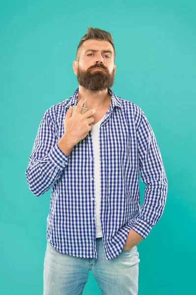 Comment porter du parfum. homme mûr tenir bouteille de parfum. beau mec avec barbe — Photo