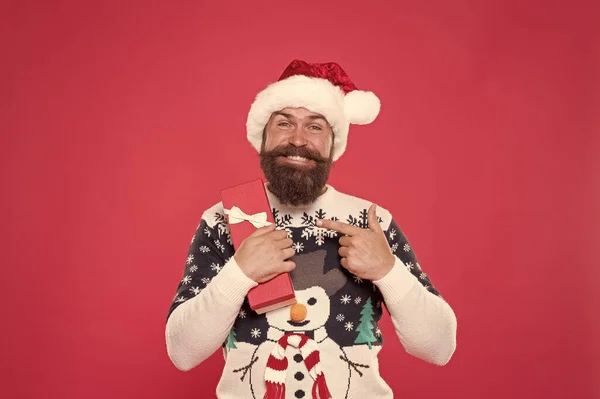 Compras de presentes. O Pai Natal feliz gosta de fazer compras. Homem barbudo apontar para presente de ano novo. Compras e venda. Lista de compras de Natal. Dia de boxe. Preparação de Ano Novo — Fotografia de Stock