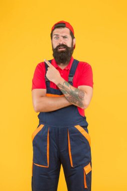 Gelmiş geçmiş en iyi servis. Yetenekli tesisatçı. İşi bitirdikten sonra tamirci. Üniformalı vahşi sakallı adam. Tulumlu ve şapkalı adam. Erkek işçi inşaatçı ya da mühendis. olgun mekanik servisi